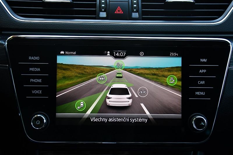 Škoda Superb 2.0TDi 147kW STYLE  NTOP TAŽNÉ - fotka 34 z 45