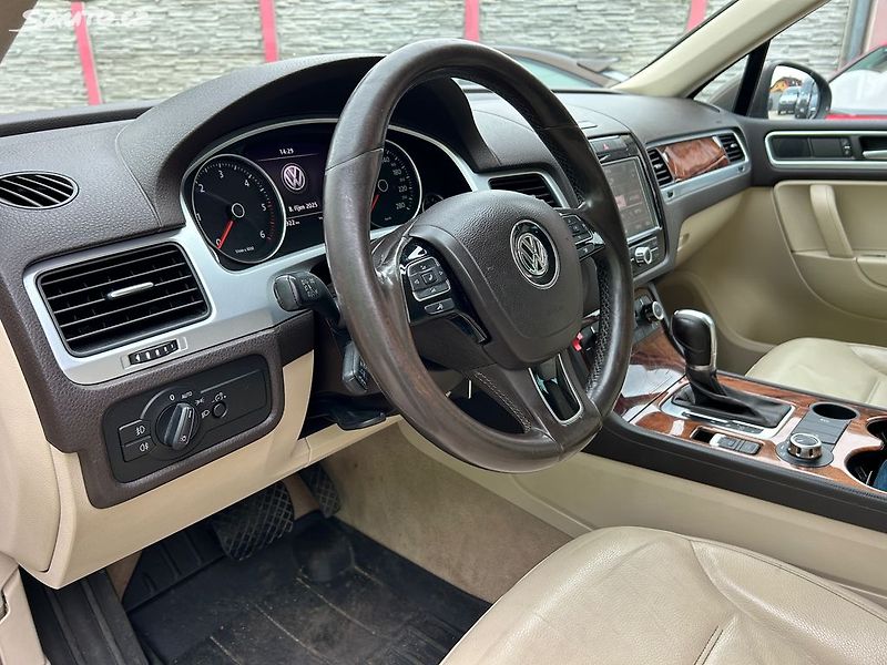 Volkswagen Touareg (2012) 3.0 TDi 180KW pěkný stav - fotka 14 z 27