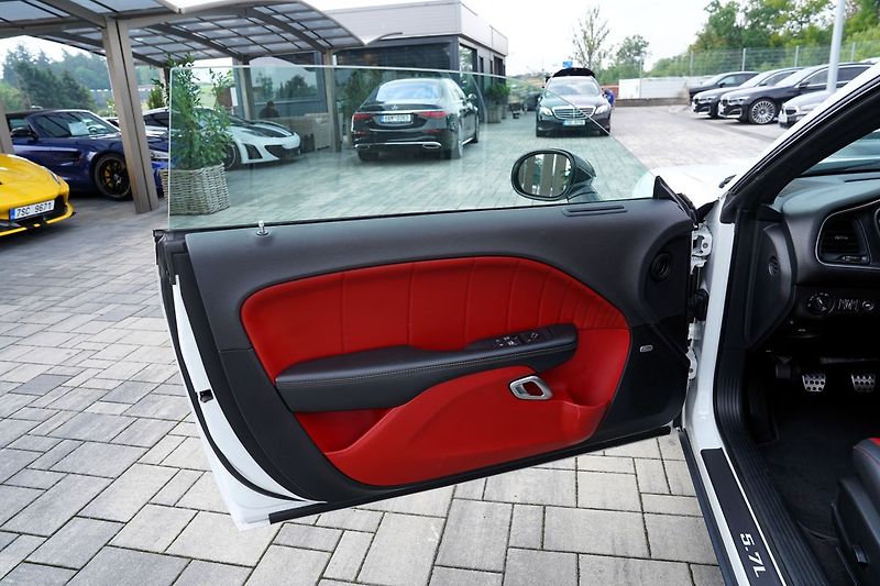Dodge Challenger 5.7L V8 Hemi/Shaker/kůže/375 P - fotka 13 z 41