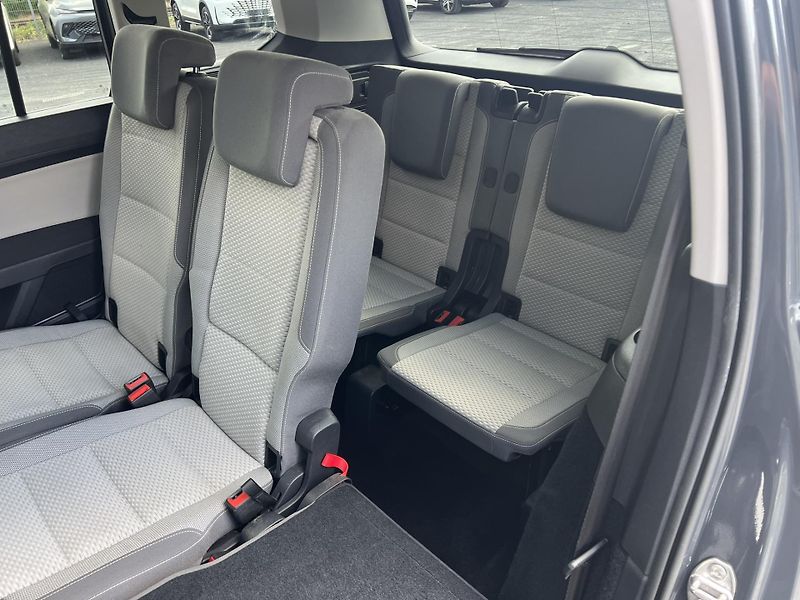 Volkswagen Touran (2021) 1.5TSI 110kW DSG 7.MÍST EVO - fotka 11 z 24