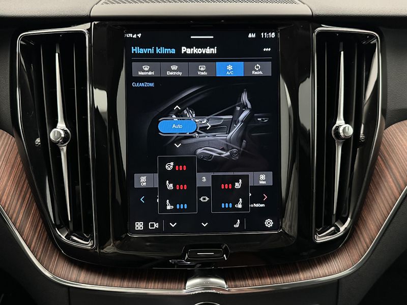 Volvo XC60 T8 AWD RECHARGE BRIGHT PLUS  - fotka 44 z 48