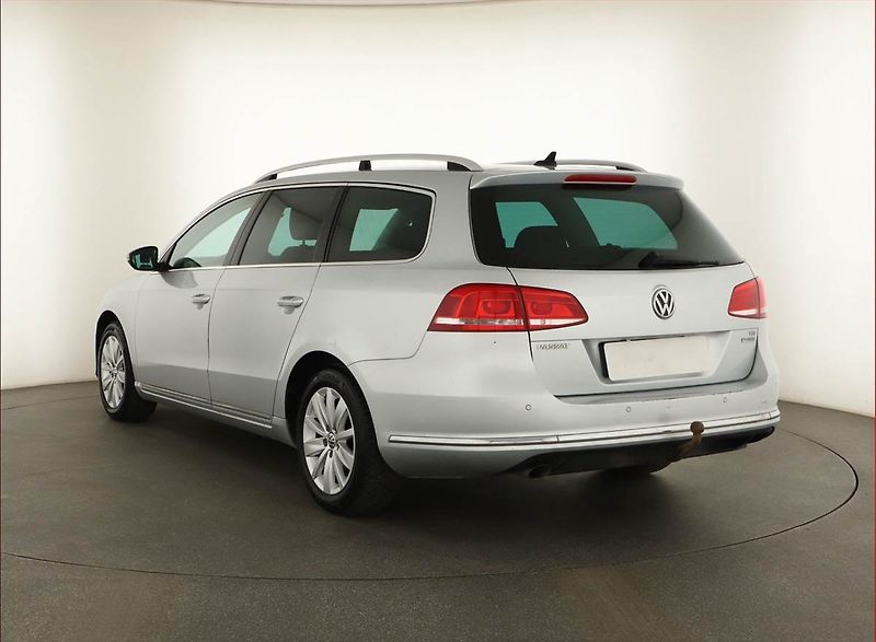 Volkswagen Passat (2012) 1.6 TDI, po STK, Tažné - fotka 4 z 14
