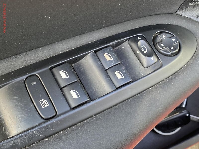 Citroën C4 (2012) 1.6VTi, ČR, Exclusive - fotka 11 z 17