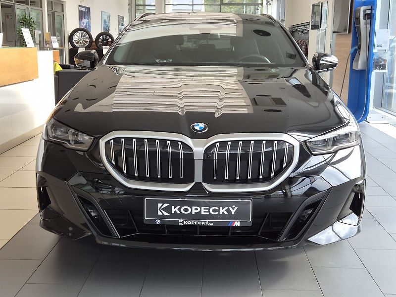 BMW Řada 5 520 xDrive - fotka 2 z 38