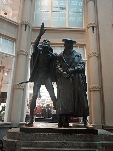 Faust a Mefisto před historickým Auerbachovým sklepem v Mädlerově pasáži připomínají, že tu pobýval Johan Wolfgang Goethe, zdroj: Deník/Jana Podskalská