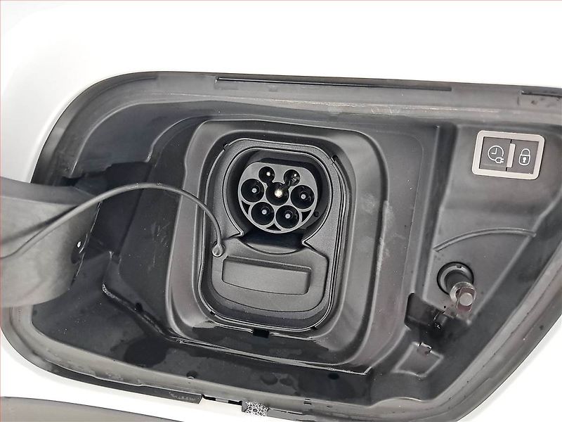 Peugeot 2008 (2026) 54 kWh, SoH 99% - fotka 19 z 20