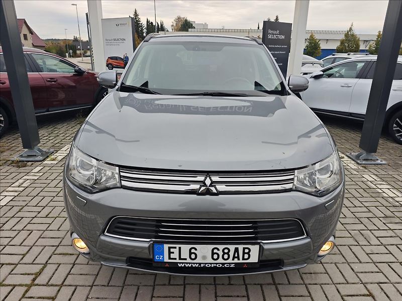 Mitsubishi Outlander 2,0 Plug-in HYBRID  4x4 INTENS - fotka 9 z 22