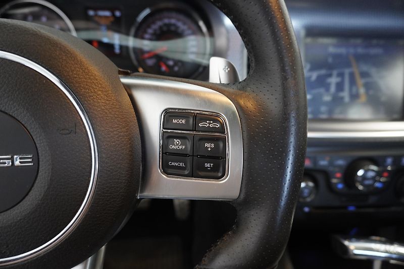Dodge Charger 6.4 HEMI SRT 8 AUTOMAT - fotka 25 z 39