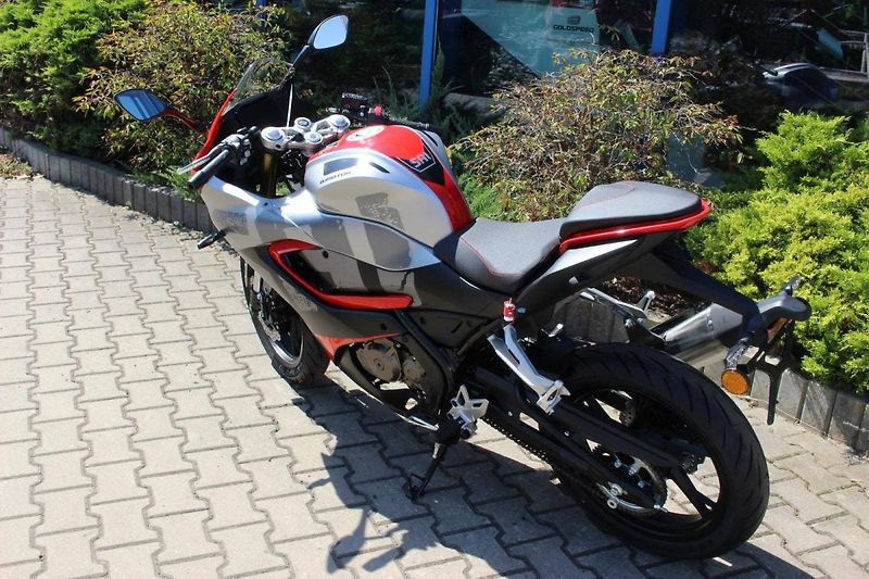 QJ Motor SRK 125 R (2025) MODEL 2026 SKLADEM NOVINKA - fotka 7 z 9