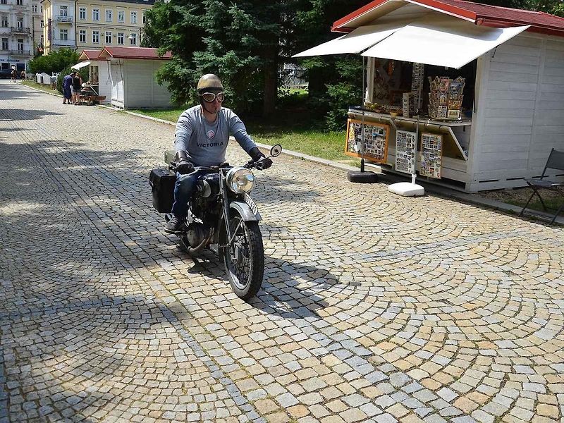 Přehlídka veteránů na Arnice v Mariánských Lázních. Sanitka Cadillac