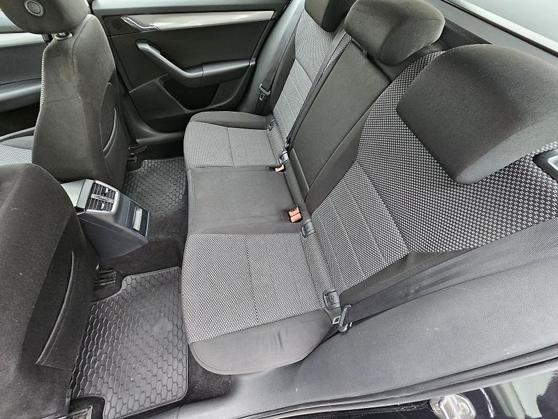 Škoda Octavia (2013) 3 2.0TDI 4x4 AMBIENTE - fotka 14 z 22