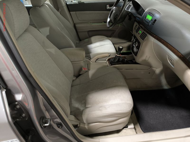 Hyundai Sonata (2009) 2.4i, ČR - fotka 12 z 17
