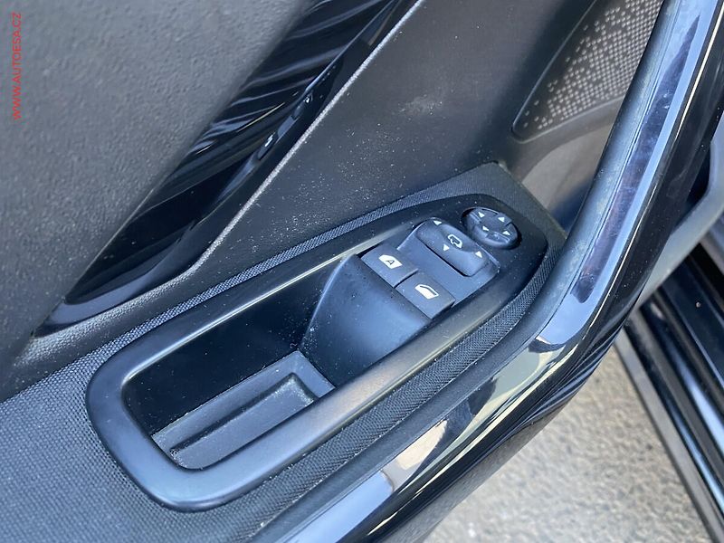Peugeot 208 (2018) 1.2PT, Allure, navi - fotka 14 z 17