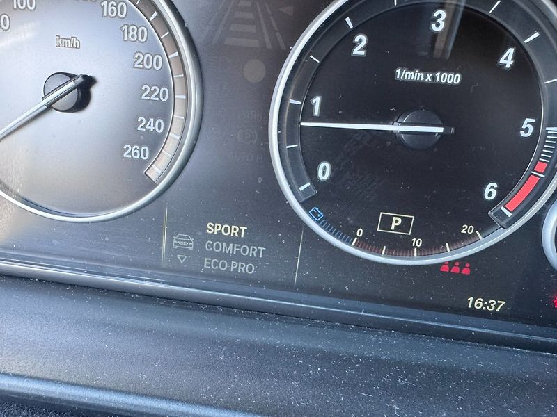 BMW Řada 5 (2014) XDRIVE 520D 2,0 140 KW 2. MAJ - fotka 31 z 47