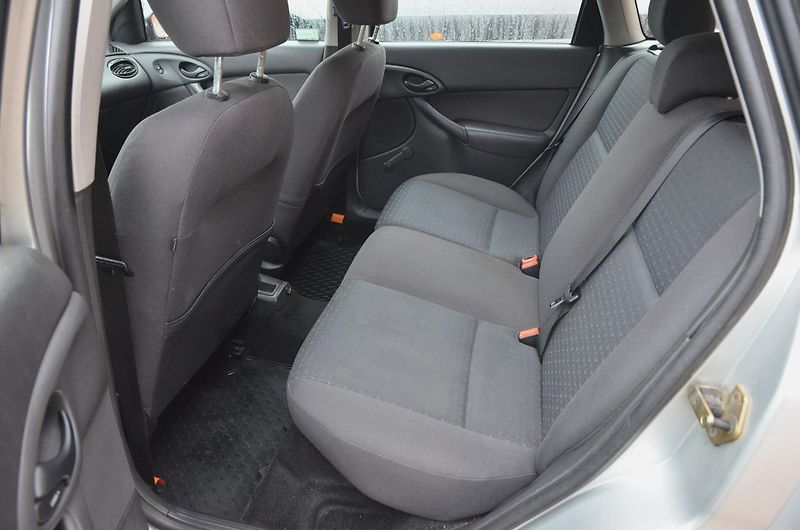Ford Focus (2004) 1.6i Zetec 74kW / ČR / 115tkm - fotka 13 z 28