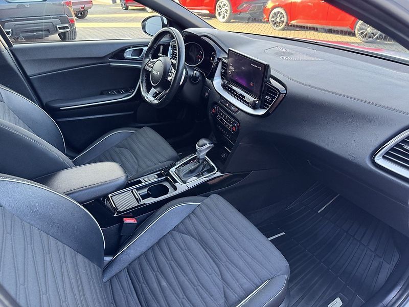 Kia Ceed (2022) 1.5i TGDi GT-Line Automat LED - fotka 17 z 49