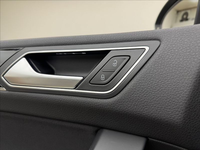 Volkswagen Touran 1,4 DSG KAMERA TAŽNÉ 1.MAJ ČR - fotka 25 z 38
