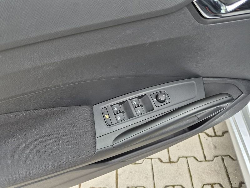 Škoda Fabia Selection 1.0 TSI 70 kW - fotka 12 z 27