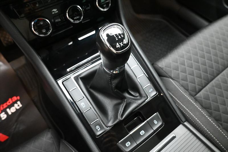 Škoda Superb 2,0 TDI 110 kW 4x4 Style Panor - fotka 22 z 32