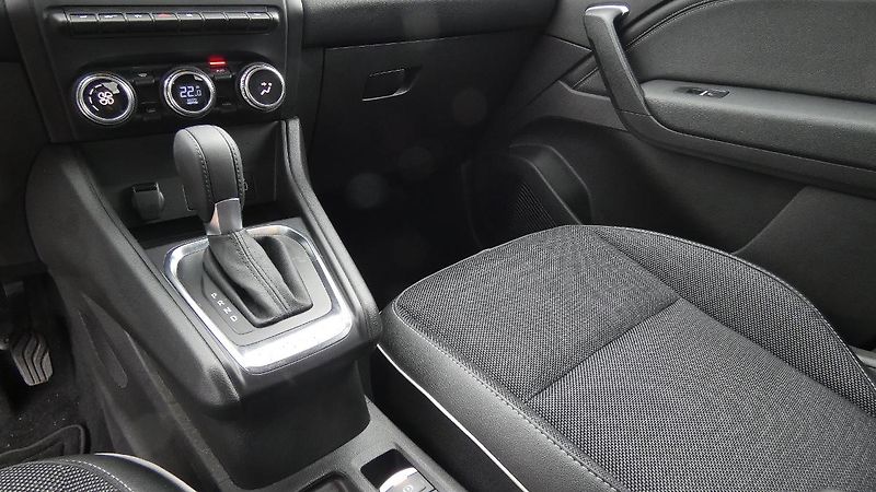 Renault Captur 1,3  TCe 140 Techno EDC - fotka 6 z 22