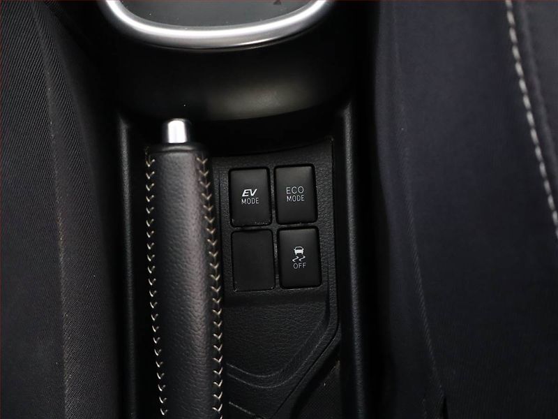 Toyota Yaris (2015) 1.5 Hybrid, Automat, Navi - fotka 14 z 17