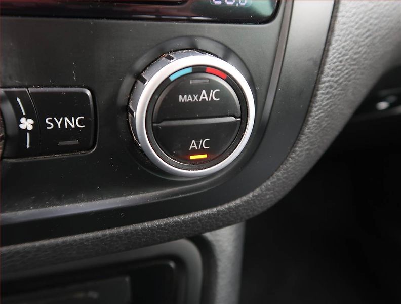 Volkswagen Sharan (2015) 2.0 TDI, 7 míst, Navi - fotka 26 z 28