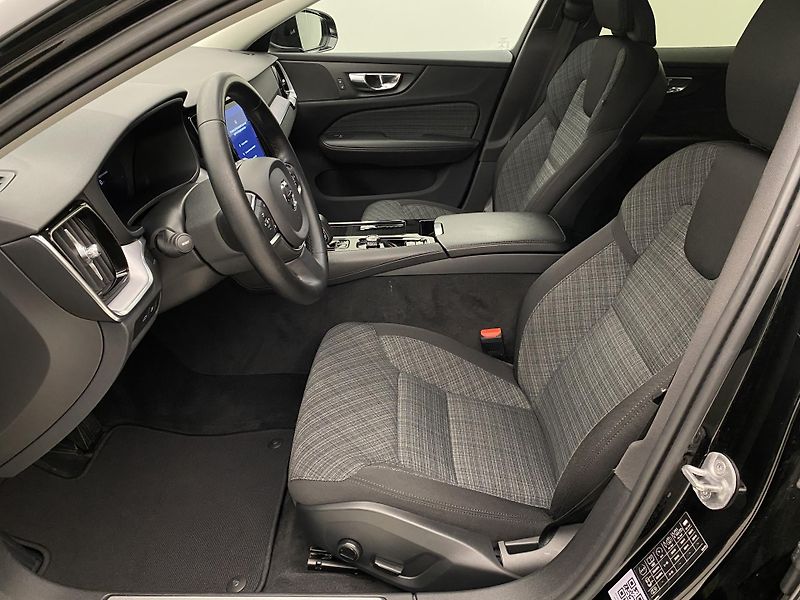 Volvo V60 T6 AWD RECHARGE CORE - fotka 3 z 45
