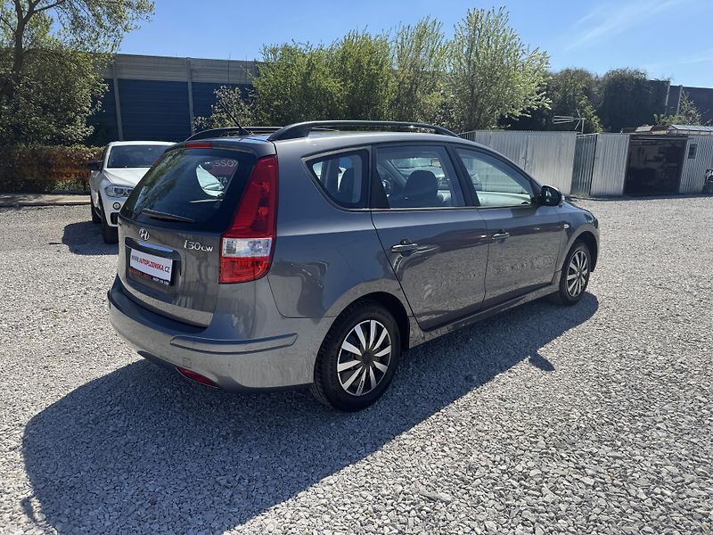 Hyundai i30 (2011) 1.4 CW,2 SADY KOL - fotka 4 z 31