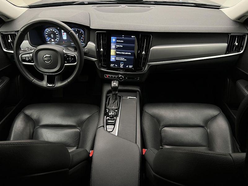 Volvo S90 D4 MOMENTUM 1. maj. - fotka 2 z 43