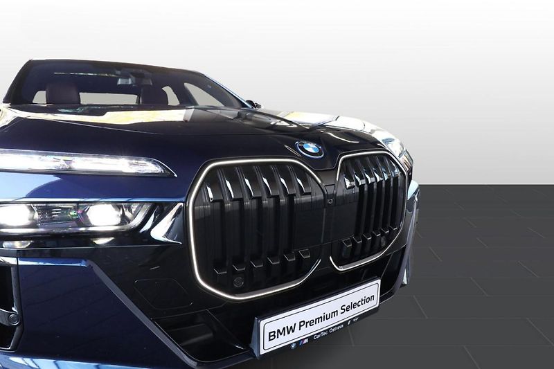 BMW Řada 7 750e xDrive - fotka 24 z 36