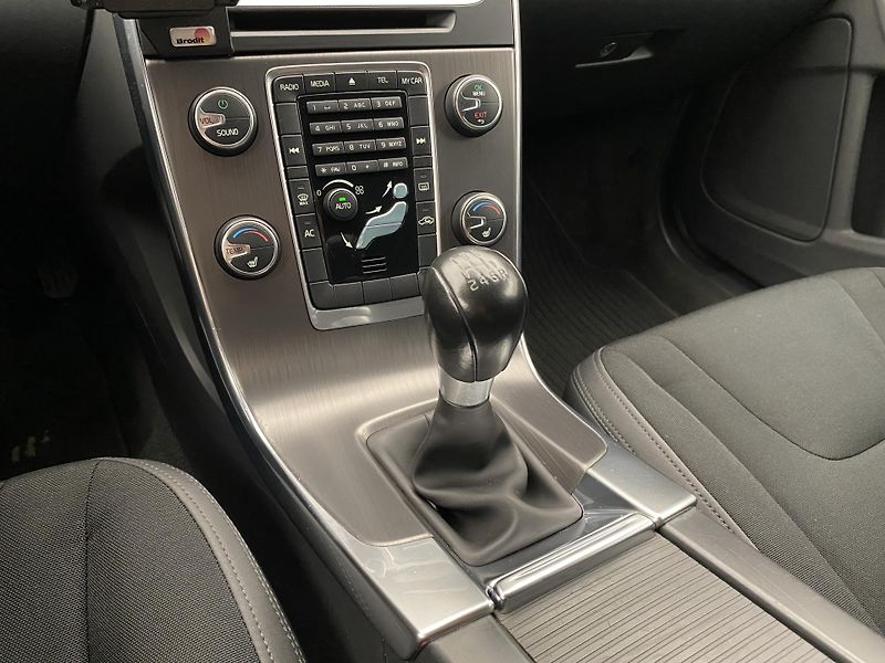 Volvo V60 D5 MOMENTUM REZERVACE - fotka 26 z 43