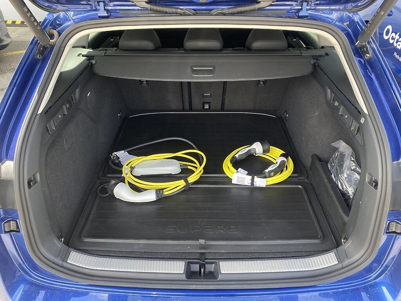 Škoda Superb Combi iV 1,5 TSI Selection DSG - fotka 28 z 30