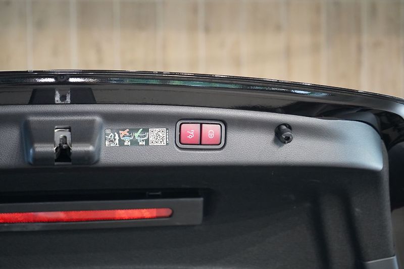 Mercedes-Benz Třídy C 300d 4MATIC AMG, Panorama, HUD - fotka 16 z 50