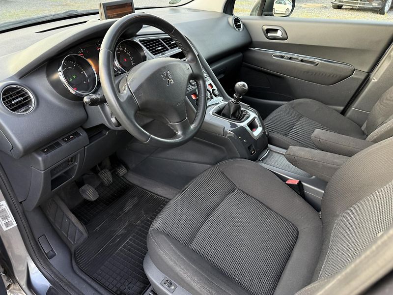 Peugeot 5008 2.0HDi 110kW Navi Panorama - fotka 9 z 20