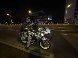 Ostravu v těchto dnech brázdí dvě luxusní auta a dvě sportovní motorky celé pokryté vánočními světýlky. Vidět je můžete zejména v centru města a u obchodních center.