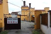 34 - Musel však začít tím, že objekt alespoň částečně opravil, a protože jen obtížně sháněl řemeslníky, naučil se zedničit nebo dělat sklenářské práce.