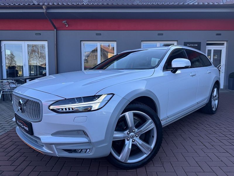 Volvo V90 (2018) 2.0D AWD Ocean Race LED - fotka 4 z 46