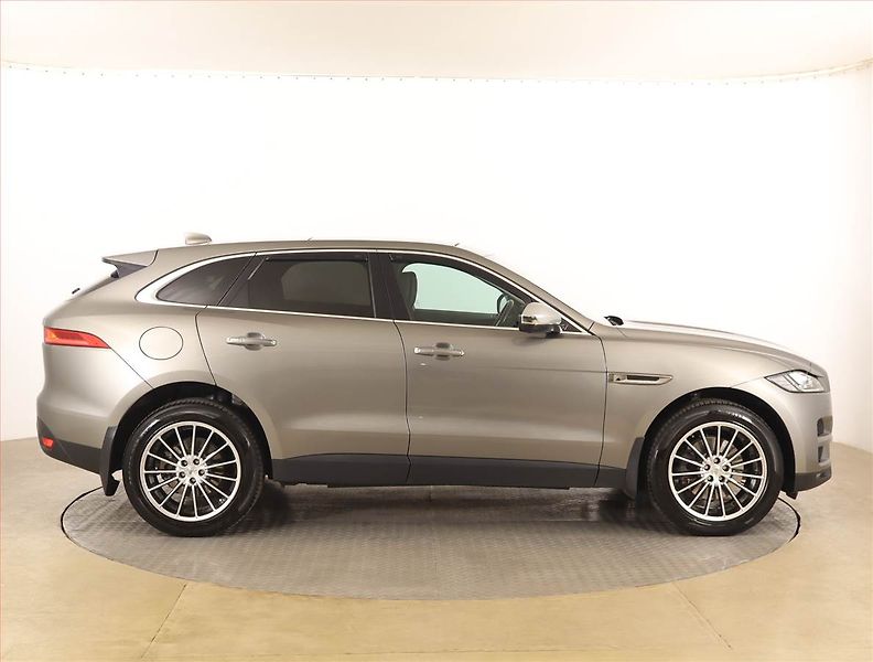 Jaguar F-Pace (2018) 30d AWD, 4X4, Automat - fotka 6 z 21