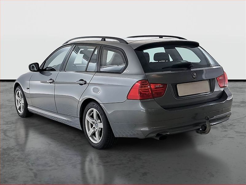 BMW Řada 3 (2009) 318 i, Tempomat - fotka 4 z 18