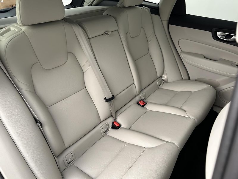 Volvo XC60 2.0 B4 4x4 PLUS  Black - fotka 14 z 28