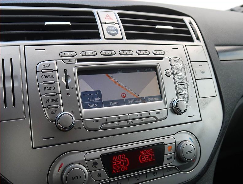 Ford Kuga (2009) Trend 2.0 TDCi, 4X4, Navi - fotka 13 z 18