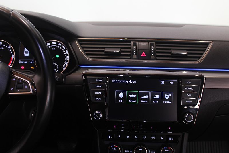 Škoda Superb (2015) 2.0TDI DSG STYLE+ Navi LED - fotka 32 z 43