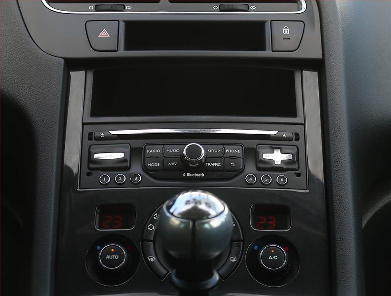 Peugeot 5008 (2016) 1.6 BlueHDi, nová STK - fotka 12 z 19