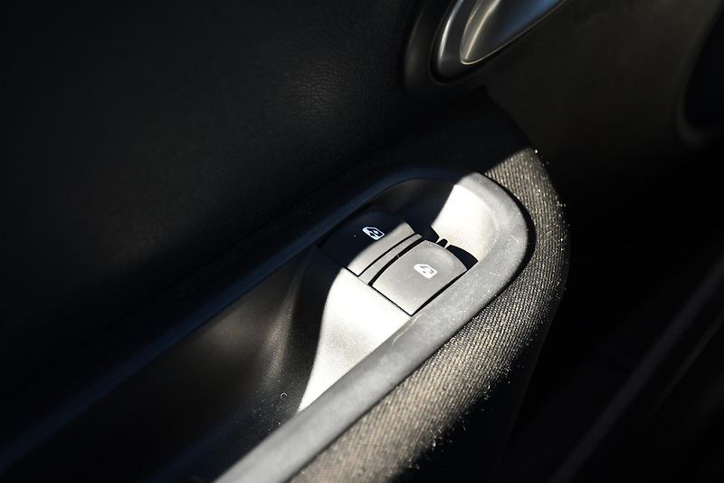 Renault Clio 1,2i 55KW SPORT 2xKOLA  - fotka 22 z 36
