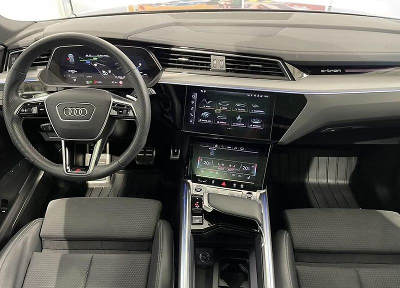Audi Q8 e-tron 55 Q S-Line 360k Tažné SoH 94% - fotka 21 z 30