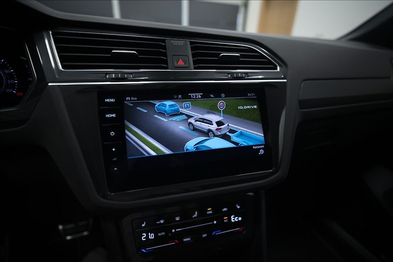 Volkswagen Tiguan 1,4 TSI DSG eHYBRID R-LINE ČR - fotka 37 z 46
