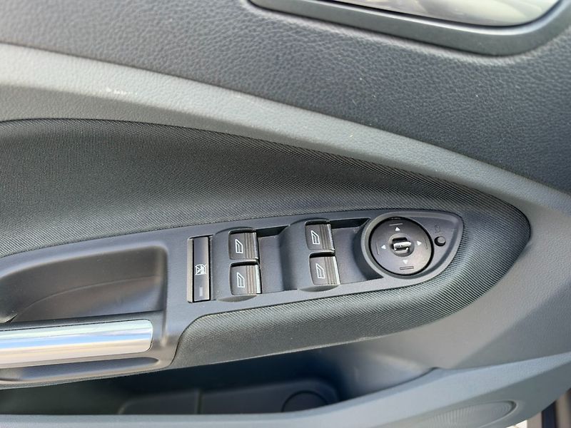 Ford C-MAX (2012) Trend 1.6i 77kW - fotka 27 z 30