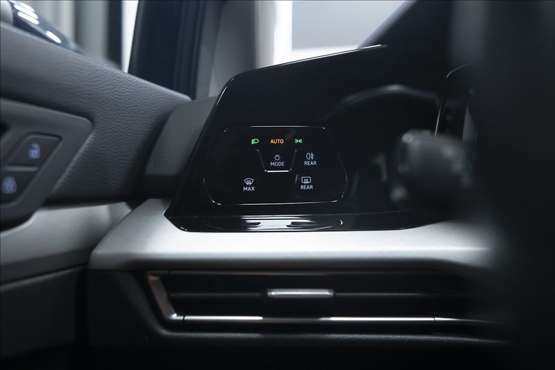 Volkswagen Golf 1,5 eTSI DSG KAMERA VÝHŘEV ČR - fotka 30 z 44