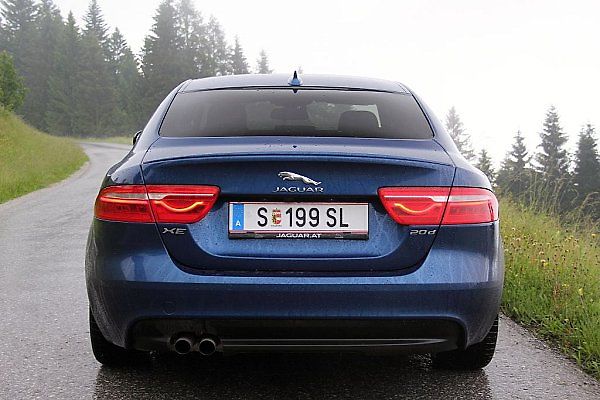 Jaguar XE.