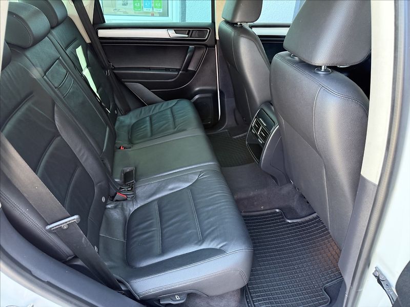 Volkswagen Touareg 3,0 TDI kůže,tažné,po servisu! - fotka 19 z 24